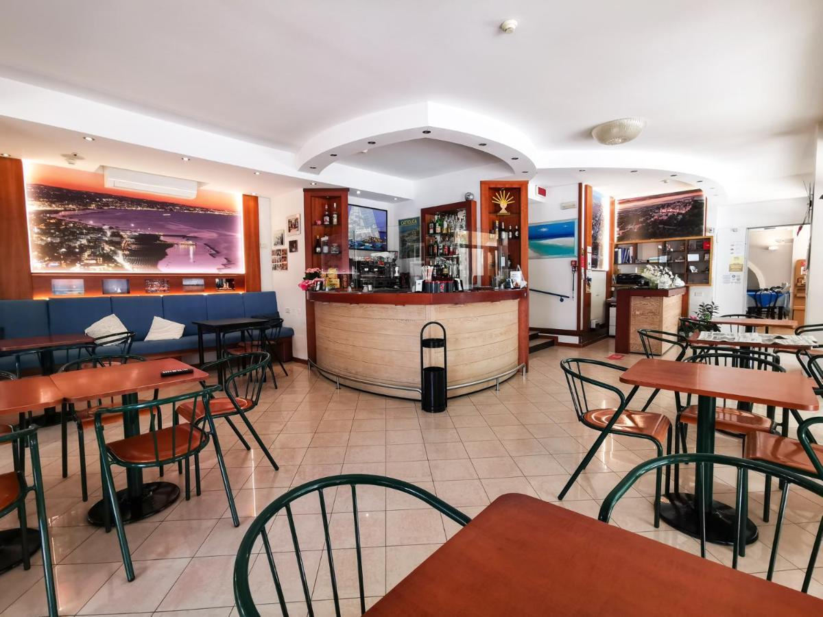 Hotel La Plage Cattolica Bagian luar foto